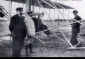 Quatre personnalités essentielles d'Auvours en 1908 : MM. Léon BOLLEE, Hart O. BERG, René PELLIER et Wilbur WRIGHT