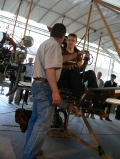 Jef JACQUELIN, pilote officiel du Flyer, explique à Sébastien BOURDAIS le pilotage de la réplique volante du WRIGHT FLYER de 1908.