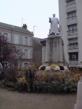 Devant la statue de Lon BOLLEE, avenue Leclerc au Mans